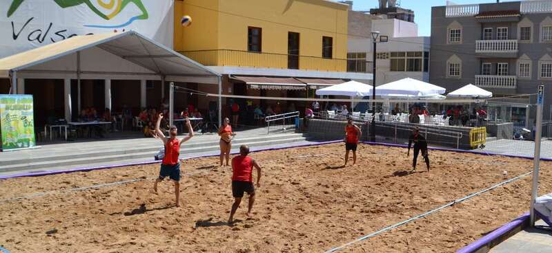 Un encuentro de voley playa en la plaza de Tifariti (Foto TA)